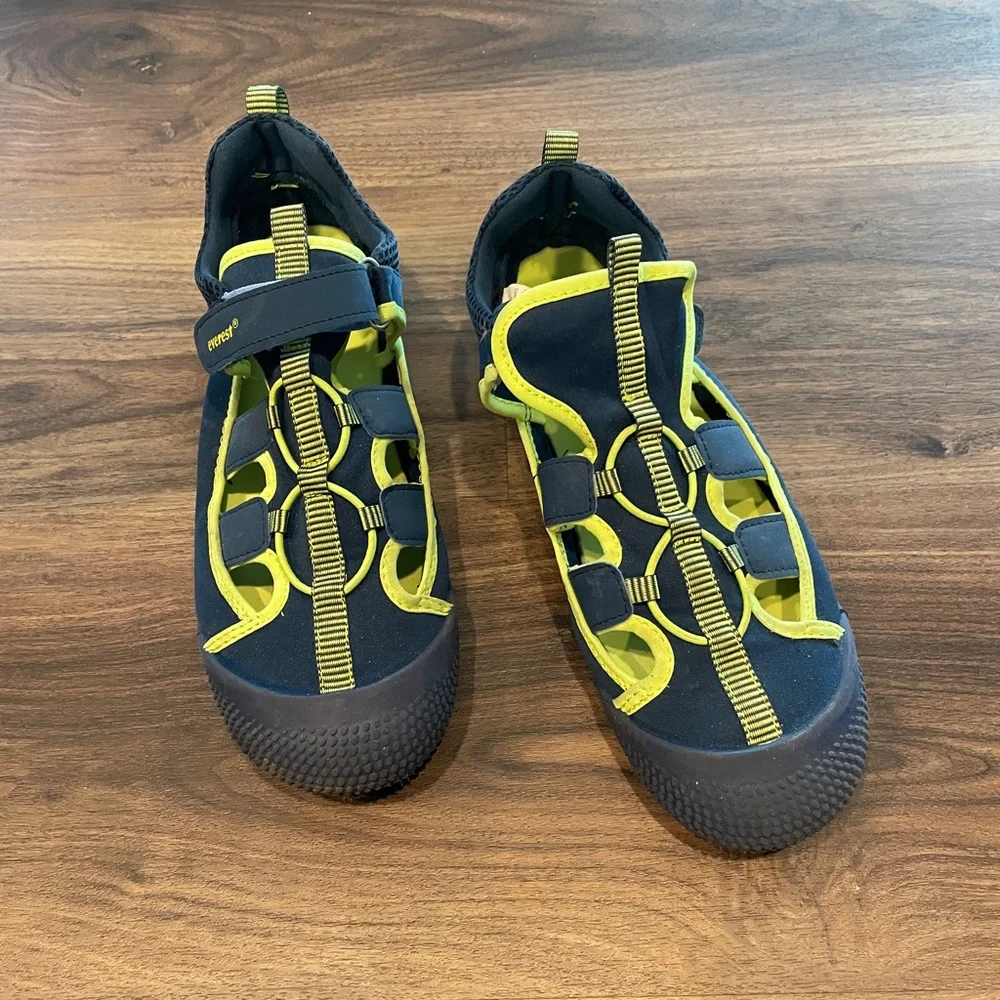 Everest youth size 6 water shoes. Navy/yellow.  Rubber toe, soft sole. Like new.